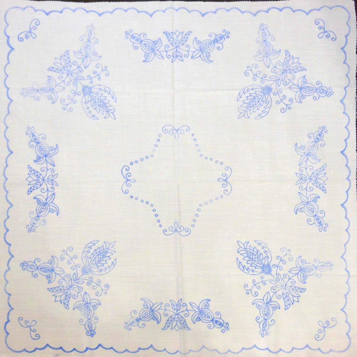 előnyomott hímezhető terítő