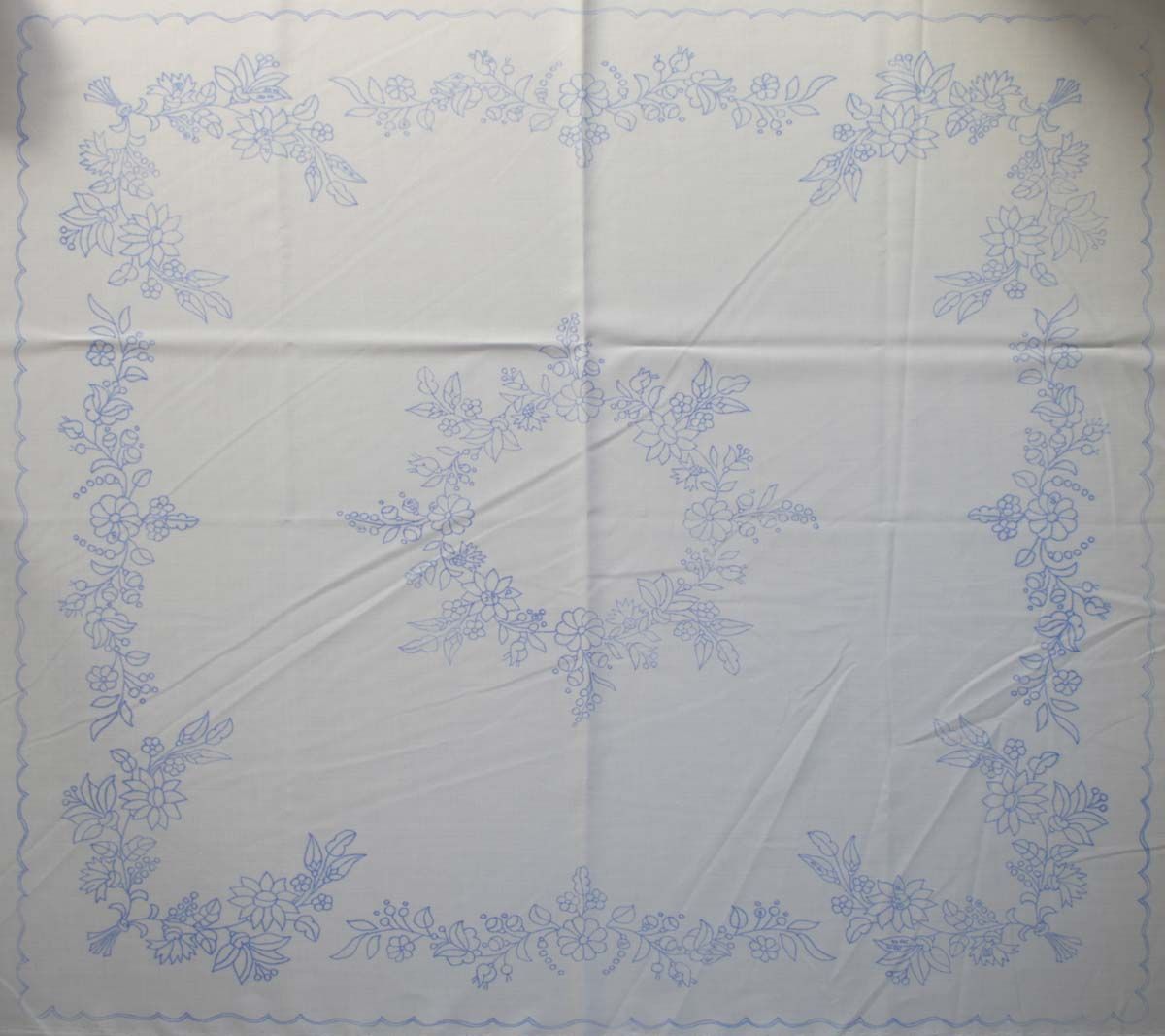 előnyomott hímezhető terítő