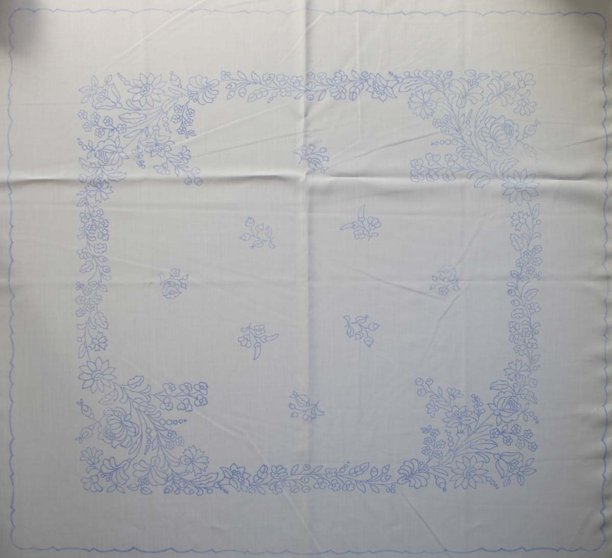 előnyomott hímezhető terítő